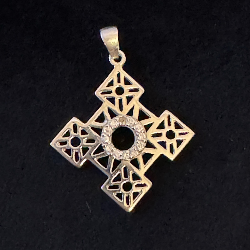 Elegant Silver Geometric Pendant